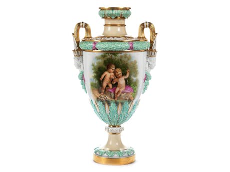 Vase mit Amorettendekor